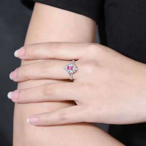 Anillo Rectangular con Halo de Rubí Sin Calentar, Oro Blanco de 18K con 28 Diamantes en Total de 0.14ct, 2.68g, Anillo de Gema con Pavé Completo para Mujer - Product Image 4