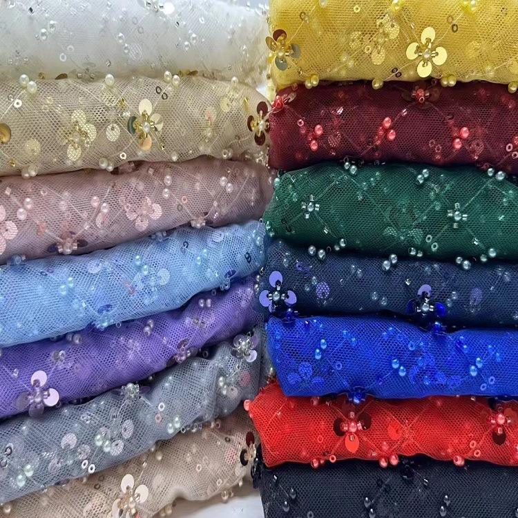 Broderie de perles blanches