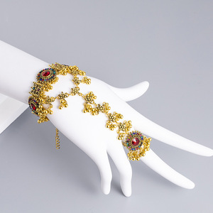 Bracelet ethnique pour femme rétro bout des doigts Vintage exagéré pompon brassard bohême harnais de main pièce unique pour femme - Product Image 1