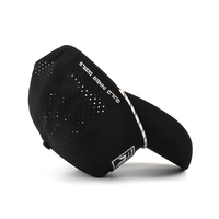 Vente en gros Chapeau de golf en nylon respirant à séchage rapide Rectangle personnalisé Patch en caoutchouc Logo Casquette noire classique Casquettes de baseball