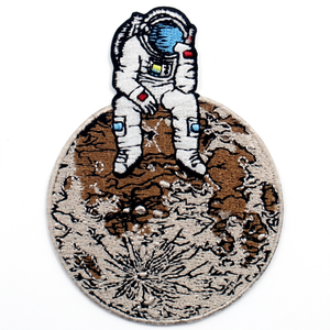 Parche Bordado Ecológico Personalizado con Diseño de Astronauta en la Superficie Lunar, Forma Circular, Tela de Lona, Insignia Decorativa para Regalos - Product Image 1