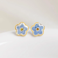 Anting-anting bunga awet alami ramah lingkungan dari resin Forget-Me-Not dengan bahan stainless steel, pemasok OEM/ODM