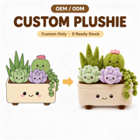 Jouet en peluche personnalisé en forme de plante succulente, cactus et echeveria mélangés, dans une jardinière beige souriante avec pieds en bois pour bureau