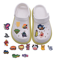 Sortiment aléatoire de 100 pièces de décorations pour chaussures en PVC souple, accessoires de bricolage, boucles de chaussures mignonnes et kawaii de dessin animé