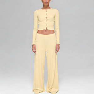 Ensemble de yoga respirant et ultra-doux YIYI pour femme, tenue de yoga à manches longues avec découpes en forme de clé, tenue de yoga à col rond pour femme - Product Image 4