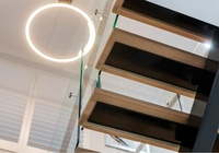 VIKO Mono-Stringer-Treppe aus Massiver Eiche mit Glasgeländer Minimalistisches Design VIKO Maßgefertigte Villa-Innentreppe