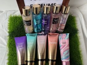 Perfume y Loción Corporal Victorias <span class=keywords><strong>Secret</strong></span> en Set <span class=keywords><strong>de</strong></span> 250 ml, Aroma Dulce y Duradero, Ecológico y <span class=keywords><strong>de</strong></span> Lujo, Venta al Por Mayor para Mujer - Product Image 5