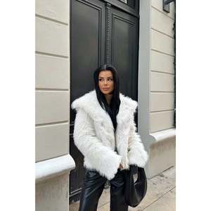 เสื้อแจ็คเก็ตขนเฟอร์สีขาวตกแต่งสไตล์วินเทจ ปิดกระดุมเม็ดเดียว ผ้าเดนิมยาวพิมพ์ลายขนมิงค์และขนฟ็อกซ์ ย้อมสี บุด้วยใยฝ้าย - Product Image 3