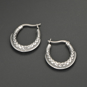 Boucles d'oreilles créoles en argent tibétain, design queue de poisson en U, CF130 - Product Image 2