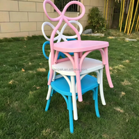Table rectangulaire bleue, rose et blanche avec chaises à dossier arqué, idéale pour la location événementielle, les fêtes d'anniversaire, l'intérieur et l'extérieur