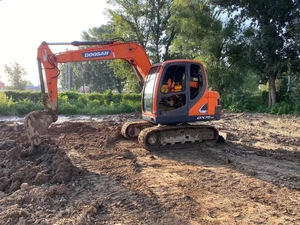 Excavadora de cadenas Doosan DX75 de 7.5 toneladas usada, de bajo consumo, bien mantenida, con motor Daewoo Doosan y martillo rompedor con certificación CE - Product Image 5
