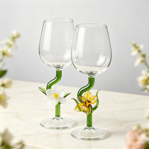 Calice da Vino Artigianale con Stelo Floreale in Vetro di <span class=keywords><strong>Murano</strong></span>, Ornamento Floreale 3D su Stelo Verde, Bicchiere da Vino Rosso Personalizzabile con Logo, Articolo da Regalo in Vetro - Product Image 3
