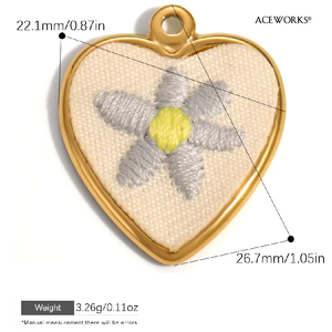 Galerie de breloques brodées |   Pendentif brodé de fleurs en acier inoxydable plaqué or 18 carats, étanche, hypoallergénique, résistant au ternissement - Product Image 6