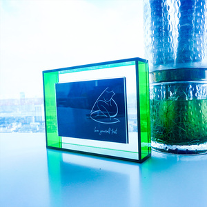 Estante de exhibición de escritorio del fabricante chino con marco de fotos acrílico magnético de diseño único personalizado - Product Image 6