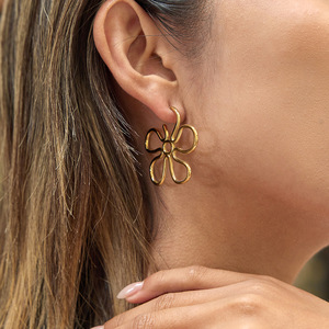 Pendientes de aro con forma de flor, acero inoxidable, tono dorado, diseño geométrico, uso diario - Product Image 3