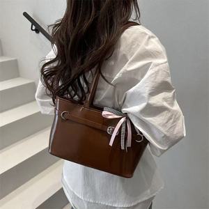 Bolso de hombro tipo almohada con detalle de botón y cierre de cremallera Tote suave para mujer - Product Image 2
