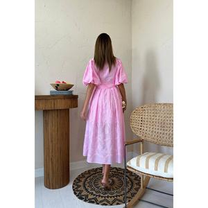 เดรสสีชมพูทรงเอ กระโปรงจีบ แขนทรงบอลลูน คอทรงโอ เอวธรรมชาติ ผ้าทอ ระบายอากาศได้ดี สวมใส่สบายๆ ในชีวิตประจำวัน - Product Image 1