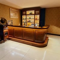 Comptoir de bar/café/caisse multifonctionnel commercial en bois massif européen Uyiem, style médiéval antique, en forme d'arc