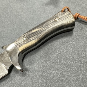 Faca de Caça Bushcraft TLZR11 de Lâmina Fixa em Aço Damasco Reforçado com Bainha de Couro Genuíno e Cabo de Madeira Grosso - Product Image 4