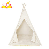Tente tipi en toile de coton pour enfants avec tapis rembourré, bordure à pompons, fenêtre et poteaux en bois naturel pour maison de jeu W08L176