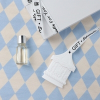 Diffuseur d'huiles essentielles en céramique parfumée, en forme de fleur de porcelaine, pour voiture et armoire, idéal pour la vente en gros de cadeaux de luxe.