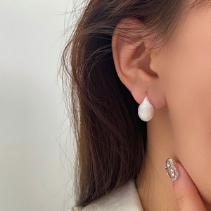 Pendientes coreanos de plata de ley 925 con forma de lágrima esmerilada para mujer, uso diario, diseño geométrico de color dorado - Product Image 4