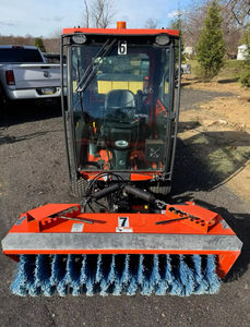 Déneigeuse multifonction Kubota F2690 haute performance, 50 heures d'utilisation, cabine fermée, moteur, garantie 1 an, États-Unis - Product Image 6