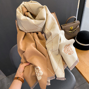 Pañuelo Cuadrado de Imitación de Cachemira con Diseño de Camelia, Estilo Coreano, Versátil y Elegante para Mujer, Invierno 2023 - Product Image 2