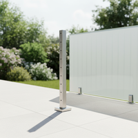 Poteau carré en acier inoxydable à fixation au sol avec trous pré-percés pour balcon et escalier