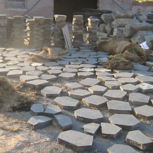 Pavés en basalte irréguliers flammés de haute qualité pour jardin, villa, parc - Product Image 1
