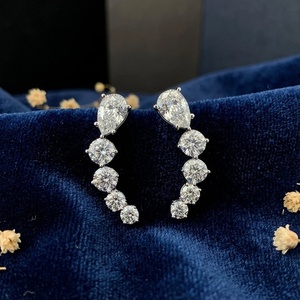 Pendientes de Oreja con Forma de Lágrima y Diamantes - Oro de 9k, 14k y 18k - Product Image 1