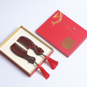 หวีไม้จันทน์แดงธรรมชาติ 100% พรีเมียม ลายมังกรและนกฟีนิกซ์ ชุดคู่สำหรับคู่รัก ของชำร่วยงานแต่งงาน - Product Image 1