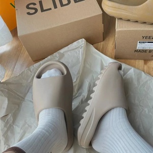 Nouveauté Sandales de sport en noix de coco pour femmes et hommes Sandales tendance à bout ouvert noires d'été Antidérapantes pour couples et enfants <span class=keywords><strong>Y</strong></span> Slides - Product Image 4