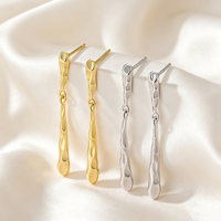 Boucles d'oreilles Huggie en argent sterling 925 plaqué or 18 carats, texture irrégulière martelée, forme goutte d'eau, pour femme, idéales pour les soirées