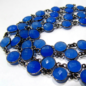Cadena con Conector de Bisel Facetado en Forma de Moneda Redonda de Latón con Calcedonia Azul de 9mm - Product Image 1