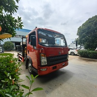 Camion-grue compact RHD SINOTRUK HOWO 4X2 avec grue hydraulique à flèche droite Chengli pour le levage de marchandises en Afrique