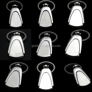 Porte-clés de voiture personnalisable avec rotation à 360 degrés avec <span class=keywords><strong>double</strong></span> anneaux en cuir de vachette en alliage de zinc avec logo armorié - Product Image 4