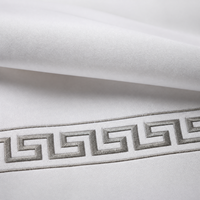 Parure de lit motif Meander, housse de couette et taies d'oreiller blanc cassé, broderie grise, linge de lit contemporain pour hôtel