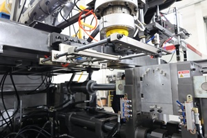 Machine de soufflage par extrusion automatique pour la fabrication de bidons en plastique de 5L, <span class=keywords><strong>10L</strong></span>, 20L, 25L, 30L pour huile de cuisson, <span class=keywords><strong>AdBlue</strong></span> et produits chimiques - Product Image 3