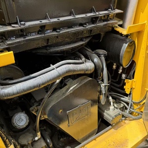 รถตักล้อยาง CAT 420C พร้อมห้องโดยสารสีดำและแขนไฮดรอลิกสำหรับงานก่อสร้างหนัก - Product Image 2