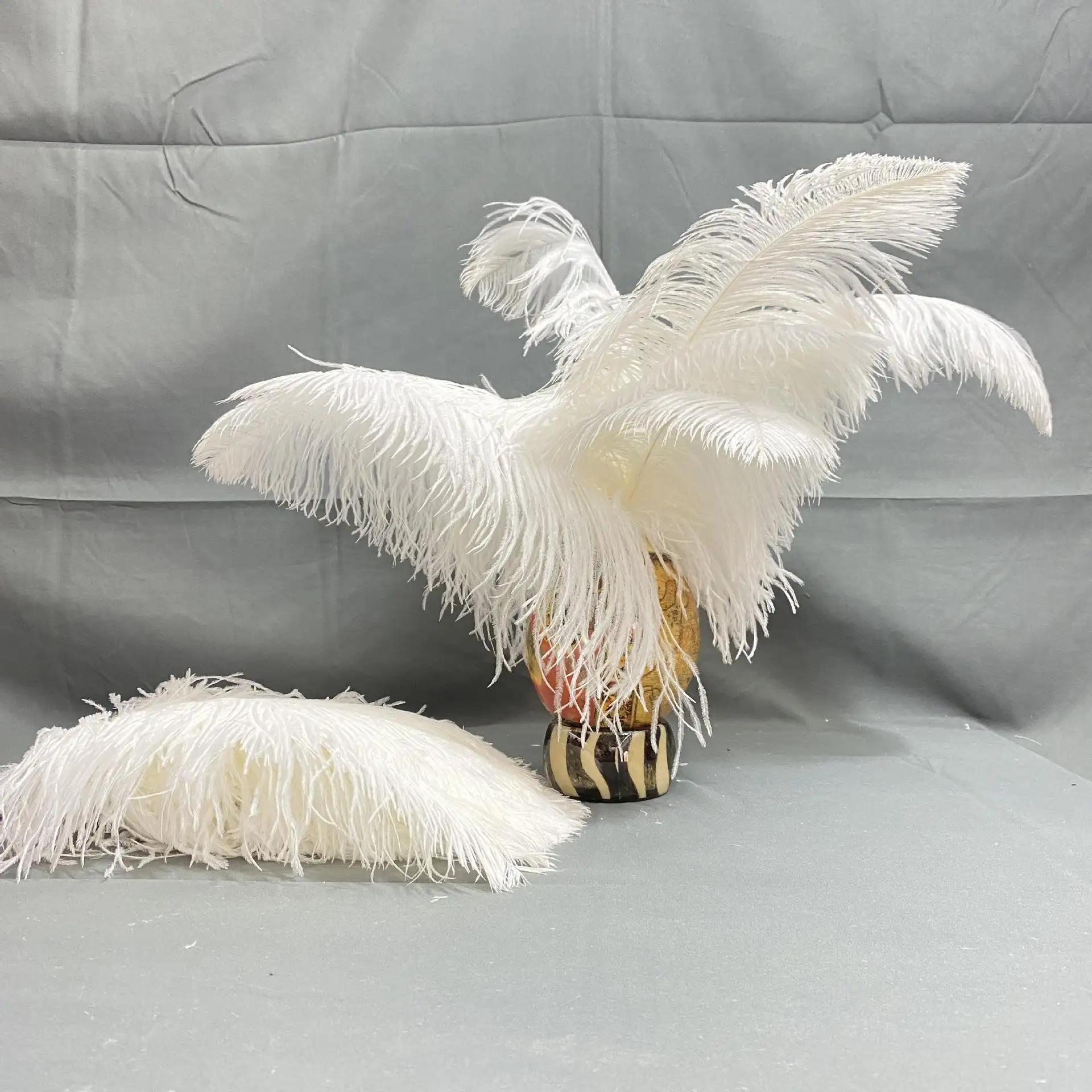 Pluma de avestruz de 15-80cm para escenario, pluma blanca para espectáculo, decoración de boda, bricolaje, venta directa de fábrica