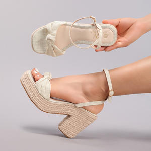 รองเท้าส้นเตารีดแบบไล่สีสำหรับผู้หญิง รองเท้าแฟชั่นพื้นหนาลายทางหลากสีสันสำหรับสุภาพสตรี - Product Image 2