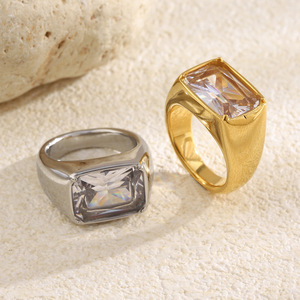 Bague signet rectangulaire en acier inoxydable 316L plaqué or 18K PVD, sertie de zirconiums cubiques, étanche, hypoallergénique, pour femme - Product Image 4