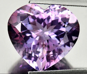 หินอเมทิสต์สีชมพูธรรมชาติรูปหัวใจขนาด 10 มม. คุณภาพสูง ผ่านการอบความร้อนสำหรับทำเครื่องประดับ - Product Image 1