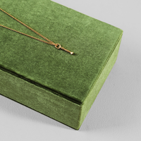 Présentation de bijoux en direct professionnelle |   Support et plateau en velours pour la prise de vue vidéo de bagues et de colliers |   Accessoires haut de gamme