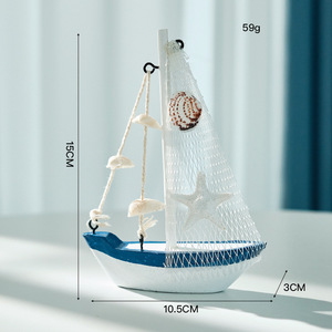 Modèle de voilier en bois de style méditerranéen 15 cm, ornement décoratif pour la maison avec coquillages et étoiles de mer pour décoration intérieure - Product Image 1