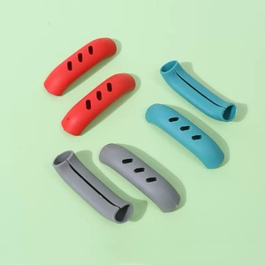 Juego de 2 protectores de silicona para asas de ollas, aislantes del calor, antideslizantes y resistentes al calor, accesorios de cocina - Product Image 1