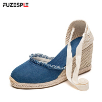 Sandales compensées femme bleues en jean à bout fermé, avec liseré effiloché, lacets à nouer autour de la cheville et plateforme tressée, chaussures d'été