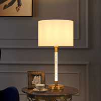 Lampe de table décorative classique avec ampoule E26/E27, corps en cristal assemblé, abat-jour en tissu, éclairage d'appoint