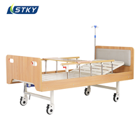Lit d'hôpital manuel en bois avec levage par manivelle, lit de soins à domicile pour personnes âgées avec barrières en aluminium et roulettes silencieuses